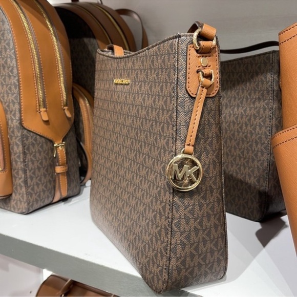 Michael Kors LG MESSENGER Crossbody BROWN - Picture 5 of 16